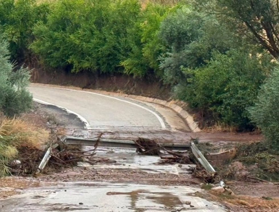 Una carretera afectada por la lluvia.