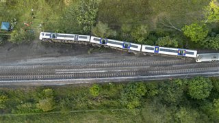 Vista aèria d'un tren descarrilat en Lewes