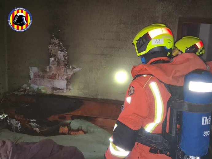 Bombers extinguen un incendio en la cama de una vivienda de Algemesí