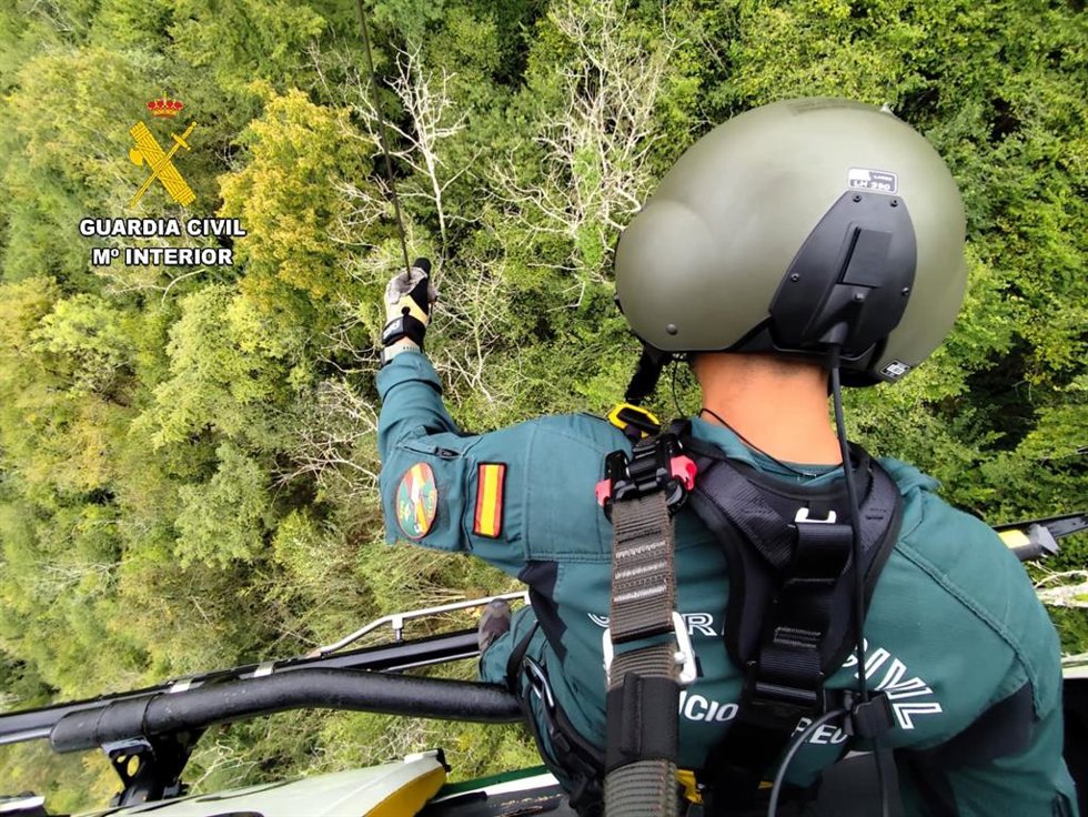 Un agente del GREIM de la Guardia Civil participa en un rescate.