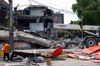 Edificios y locales colapsados en Cali, Valle del Cauca, tras el terremoto de 7.4 registrado el 10 de agosto en Colombia