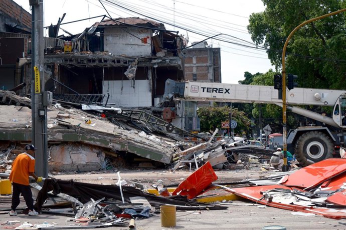 12 de agosto de 2026, Cali, Valle del Cauca, Colômbia: Pessoas se reúnem em frente a prédios desabados em Cali, na Colômbia, em 12 de agosto de 2026, para ajudar em várias operações de resgate após um terremoto de magnitude 7,4 que atingiu as cidades de Q