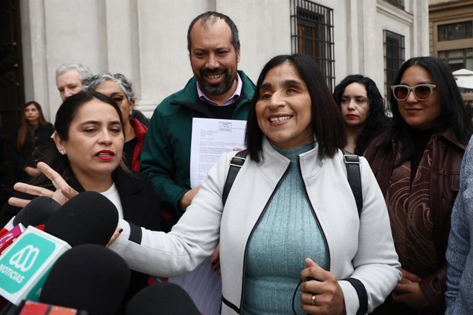 Santiago 13 de agosto 2026.  El alcalde de La Cisterna, Joel Olmos y la senadora Fabiola Campillai junto a comites de vivienda y otras organizaciones sociales, entregan carta al Presidente de la Republica, en que solicitan dejar sin efecto la