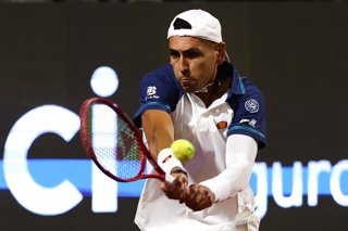 Tenis, Alejandro Tabilo vs Sebastian Baez El tenista Alejandro Tabilo de Chile regresa la bola en contra de Sebastian Baez de Argentina por el ATP 250 de Santiago 2026 en el Club Deportivo San Carlos de Apoquindo en Santiago, Chile. 27/02/2026 Felipe
