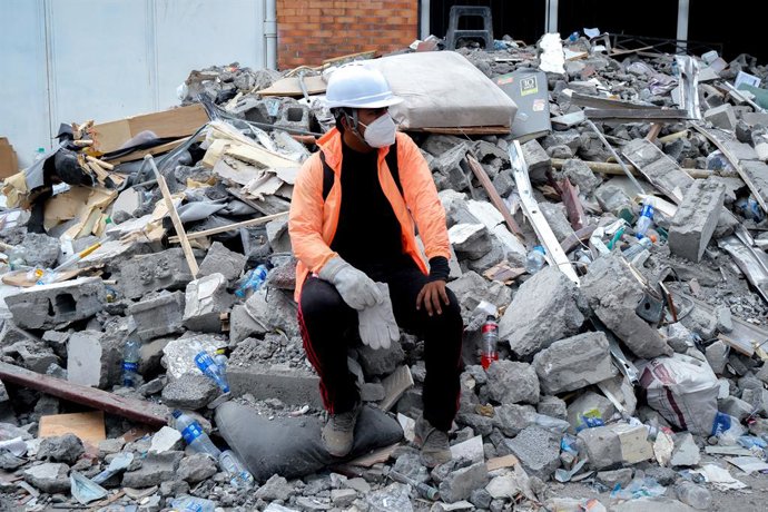 12 de agosto de 2026, Cali, Valle del Cauca, Colômbia: Pessoas se reúnem em frente a prédios desabados em Cali, na Colômbia, em 12 de agosto de 2026, para ajudar em várias operações de resgate após um terremoto de magnitude 7,4 que atingiu as cidades de Q
