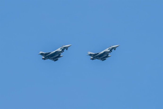 Archivo - Dos cazas Eurofighter Typhoon realizan un vuelo a baja altura   