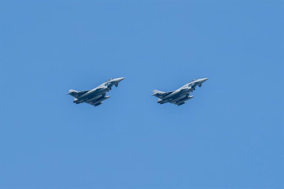 Archivo - Dos cazas Eurofighter Typhoon realizan un vuelo a baja altura
