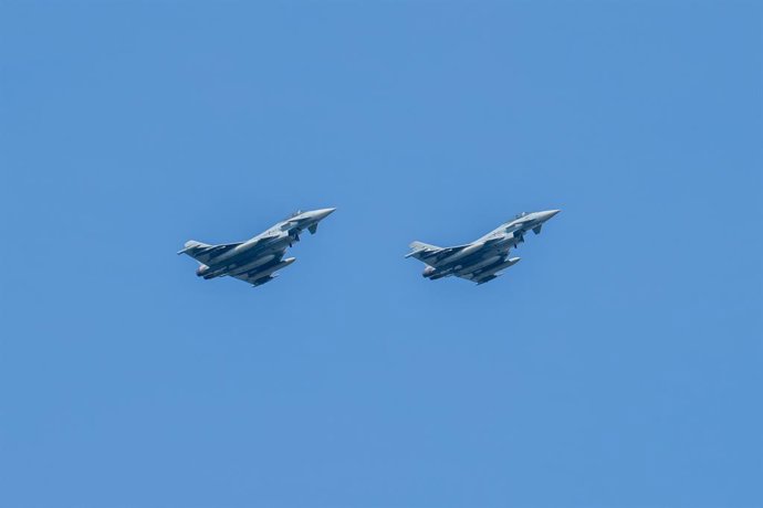 Archivo - Arxiu - Dos caces Eurofighter Typhoon realitzen un vol a baixa altura   