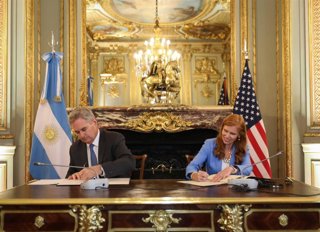 Acto de firma de la adhesión de Argentina al Consenso de Ginebra sobre la Promoción de la Salud de la Mujer y el Fortalecimiento de la Familia