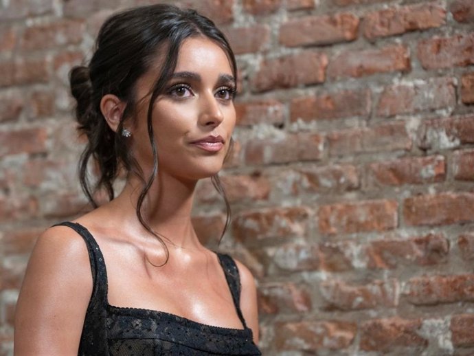 Este es el truco de Inés García para convertir un top en un minivestido y conseguir un lookazo