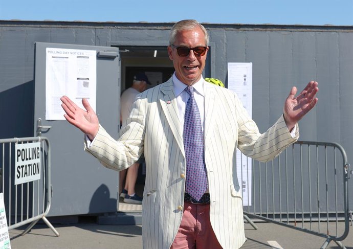 13 de agosto de 2026, Clacton-On-Sea, Essex, Reino Unido: O líder do Reform UK, NIGEL FARAGE, vota em uma seção eleitoral em Clacton-On-Sea, Essex. Nigel Farage renunciou ao seu mandato e vem fazendo campanha para ser reeleito no distrito eleitoral de Cla