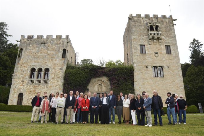 Archivo - Arquivo - O secretário de Estado da Memória Democrática, Fernando Martínez, ao lado da subdelegada do Governo de A Coruña, María Rivas, e da comissária para a comemoração dos 50 anos da Espanha em Liberdade, Carmina Gustrán, durante uma visita a