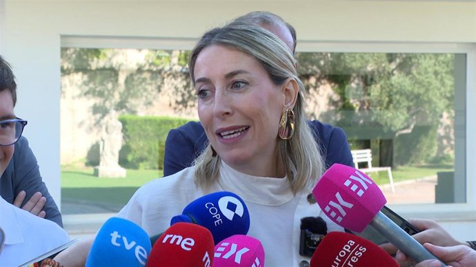 La presidenta de la Junta de Extremadura, María Guardiola, atiende a los medios en una imagen de archivo