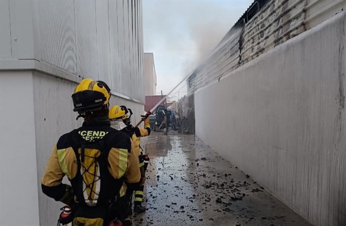 Controlado de nuevo el incendio declarado en una nave industrial de Sant Antoni tras reavivarse las llamas