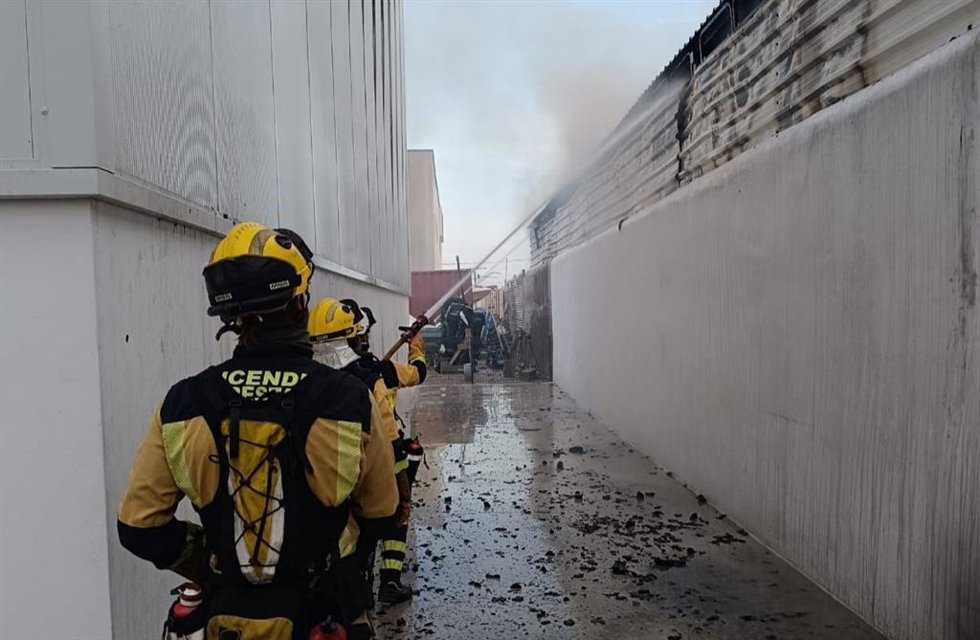 Controlado de nuevo el incendio declarado en una nave industrial de Sant Antoni tras reavivarse las llamas
