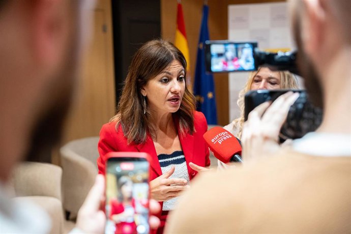 Archivo - La ministra de Juventud e Infancia, Sira Rego, atiende a los medios de comunicación, durante un encuentro con el grupo de expertas para la ampliación de la la Ley Orgánica de protección integral a la infancia y la adolescencia frente a la violen