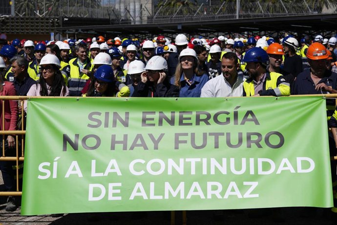 Archivo - Concentración de trabajadores en la Central Nuclear de Almaraz en una foto de archivo