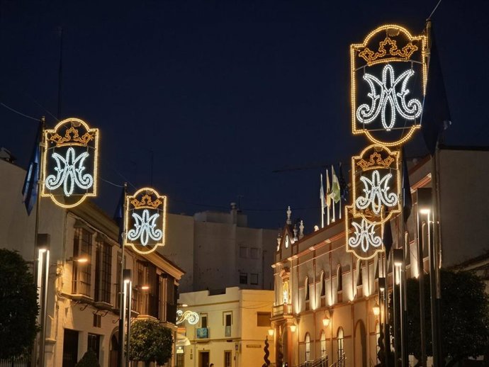Decoración luminaria en las calles de Alcalá para celebrar el día de su patrona.