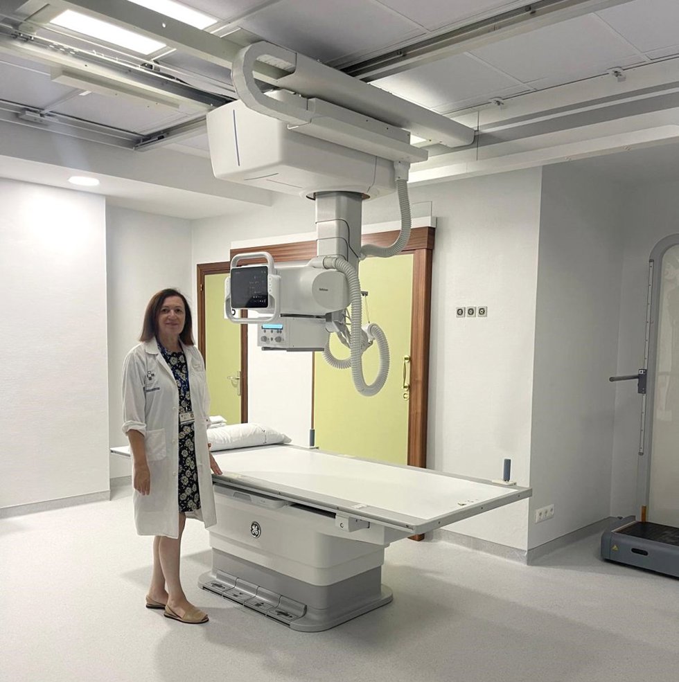 Jefa Radiología del Hospital de Jarrio, Elba González en la segunda sala de rayos robotizada que incorpora inteligencia artificial.