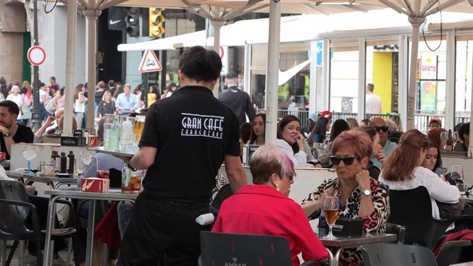 Archivo - Terraza de bar en Zaragoza abarrotada de gente