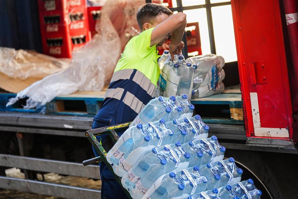 Archivo - Un repartidor cargado de botellas de agua en imagen de archivo. 