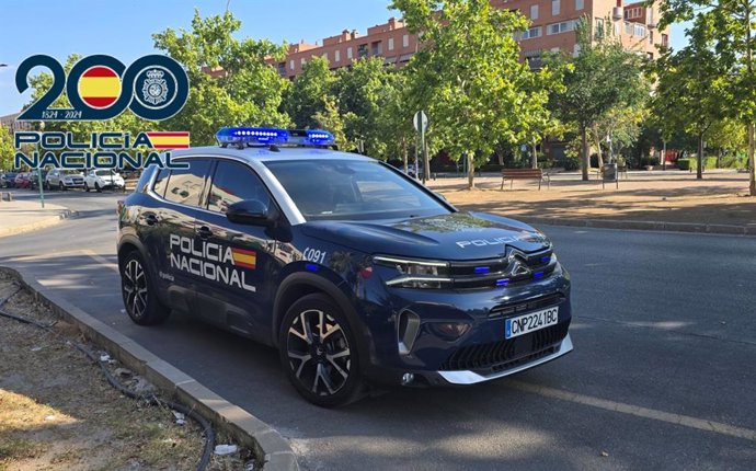 Archivo - Vehículo Zeta de la Policía Nacional en el distrito Norte de Granada.