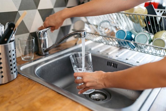 Archivo - Experta aboga por dar agua a niños antes de que la pidan y señala que los pequeños deben beber entre uno y 1,5 litros