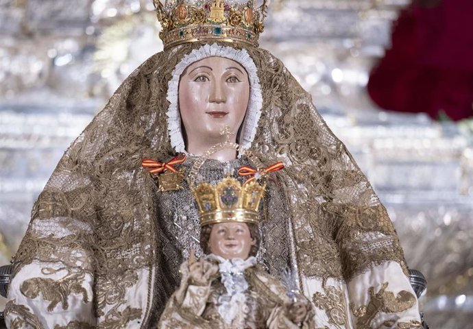 La Virgen de los Reyes preparada para su salida procesional del 15 de agosto