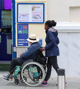 Archivo - Una mujer trabajando de cuidadora social, a 14 de octubre de 2024, en Madrid (España). 