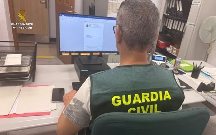 Un agente de la Guardia Civil