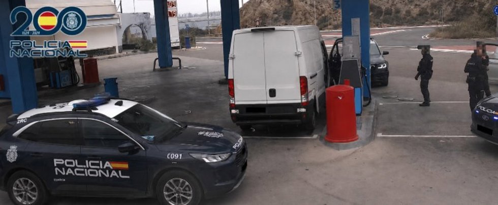 Agentes de la Policía Nacional junto a la furgoneta utilizada para el transporte de combustible en una gasolinera de Almería.