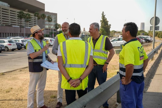 El alcalde de Sevilla, José Luis, en una visita a las obras de reasfaltado de la SE-20