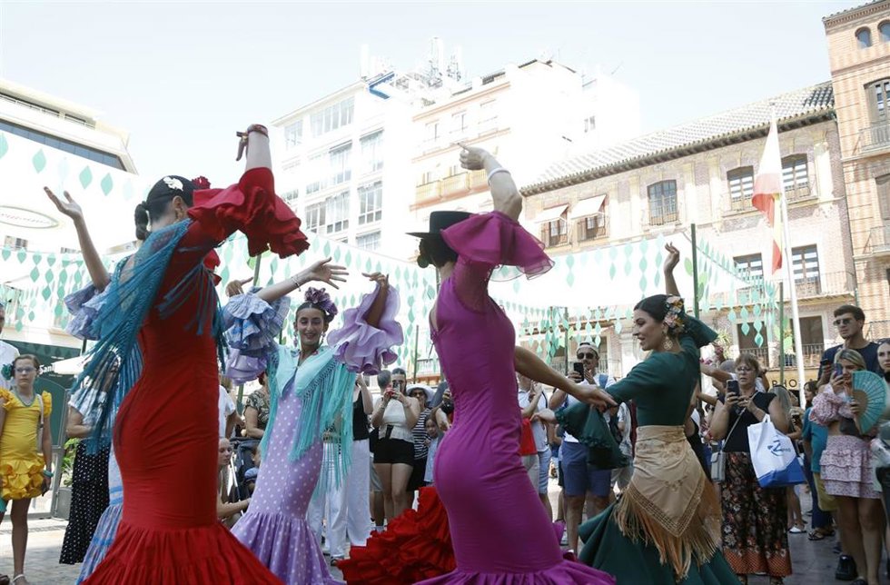 Archivo - Mujeres vestidas con el traje típico, bailan y disfrutan de la Feria del centro de Málaga. Imagen de archivo. 