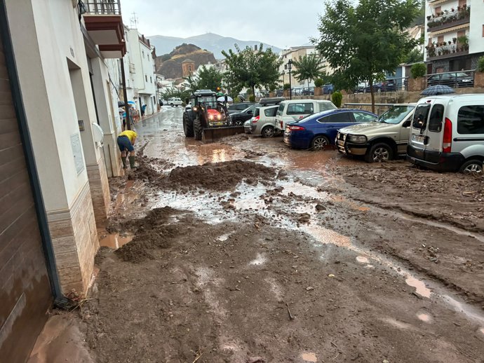 Una de las calles afectadas por la tormenta en Cambil