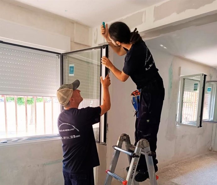 Usuario del taller de empleo 'Lucía de Medrano' ejecuta trabajos de sustitución de ventanas