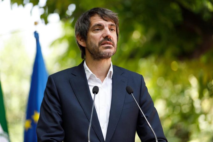 Archivo - El ministro de Cultura, Ernest Urtasun, interviene en la entrega del XXI Premio Internacional de Poesía Ciudad de Granada, Federico García Lorca, que recibe la escritora Coral Bracho.