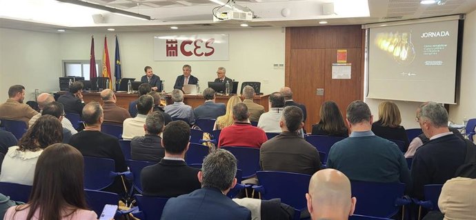 El consejero, Juan María Vázquez, junto al presidente de AREMUR, Francisco Espín, durante la celebración de la Jornada Informativa sobre Certificados de Ahorro Energético (CAE), el pasado mes de marzo.