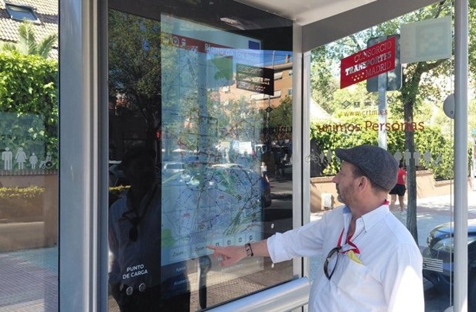 Instalación de pantallas interactivas en las marquesinas.