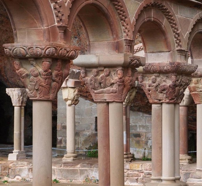 Archivo - Arcos del claustro del Real Monasterio de San Juan de la Peña