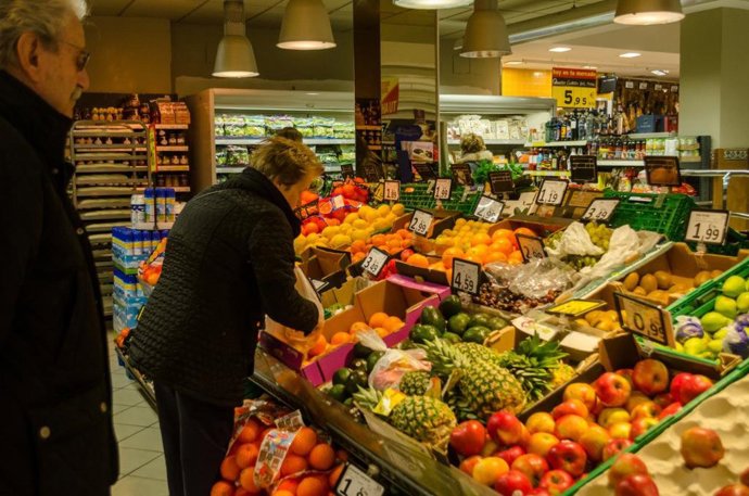 Archivo - Personas comprando frutas, en una foto de archivo
