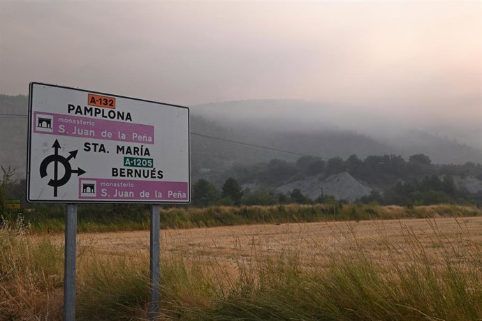 Intensa humareda provocada por el incendio forestal en Las Peñas de Riglos.
