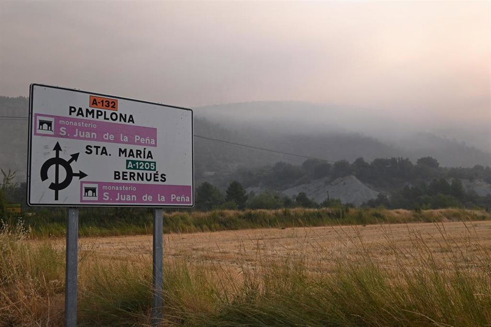 Intensa humareda provocada por el incendio forestal en Las Peñas de Riglos.