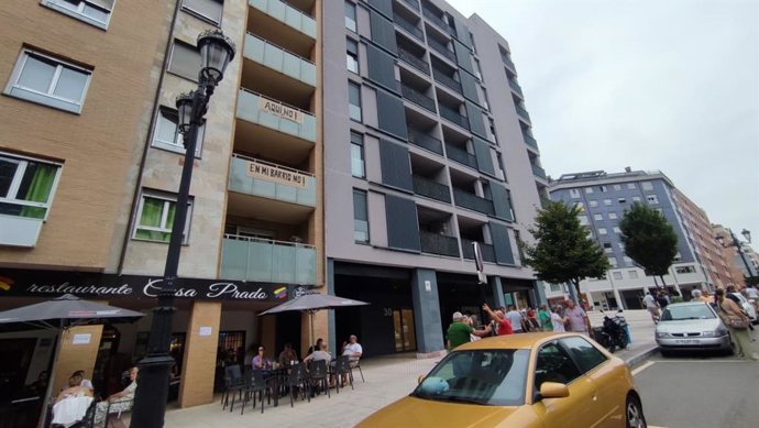 Pancartas contra la instalación de un piso para menores migrantes no acompañados en el Paseo de La Florida de Oviedo.