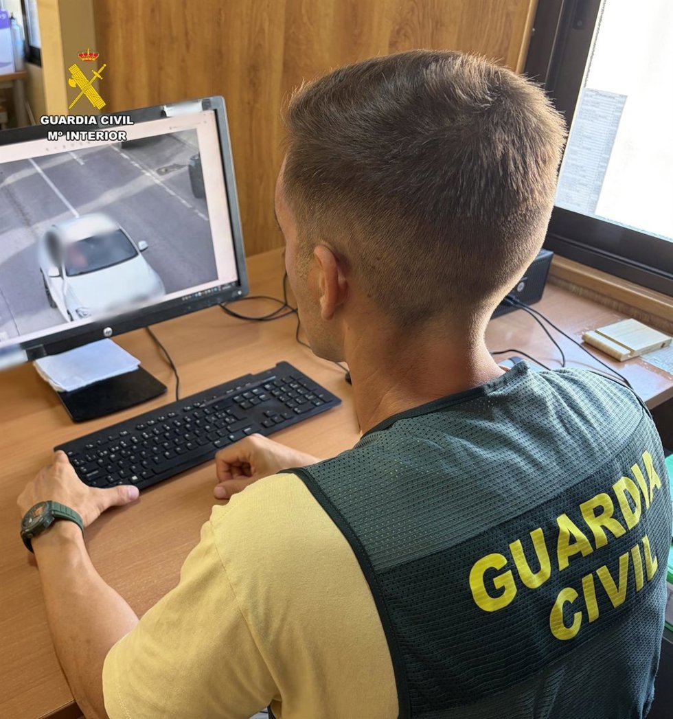 Un agente de la Guardia Civil durante la investigación de los robos de vehículos en concesionarios de Roquetas de Mar y Vícar (Almería).