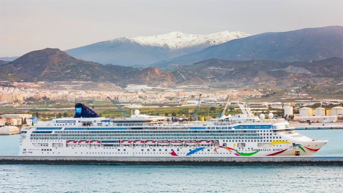 Vista del crucero Norwegian Dawn con Motril y Sierra Nevada de fondo