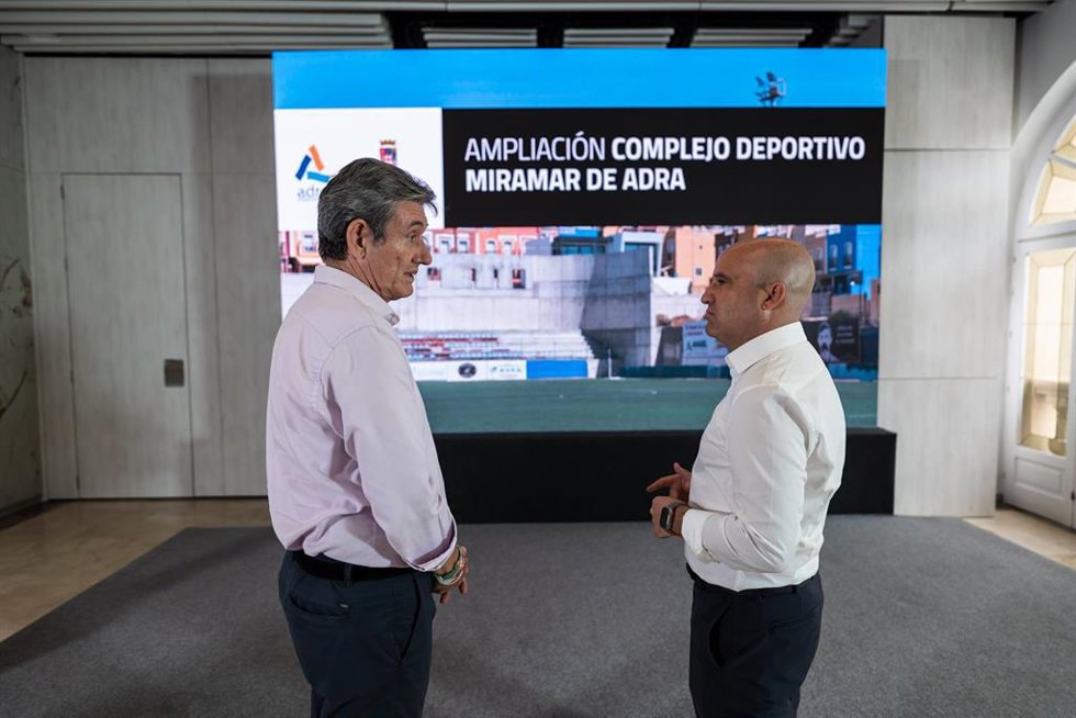 Archivo - El presidente de la Diputación de Almería, José Antonio García Alcaina, y el alcalde de Adra, Manuel Cortés, durante el encuentro para abordar la ampliación del Complejo Deportivo Miramar.