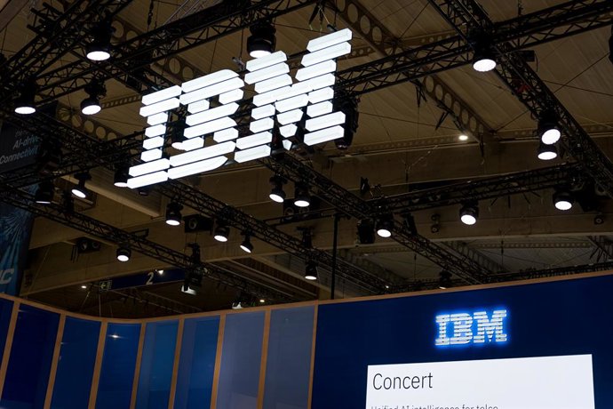 Archivo - Arquivo - 2 de março de 2026, Barcelona, Espanha: O logotipo da fabricante de computadores IBM é visto no Mobile World Congress 2026 (MWC), na Fira de Barcelona. O Mobile World Congress da GSMA é uma das feiras de tecnologia e comunicações mais 