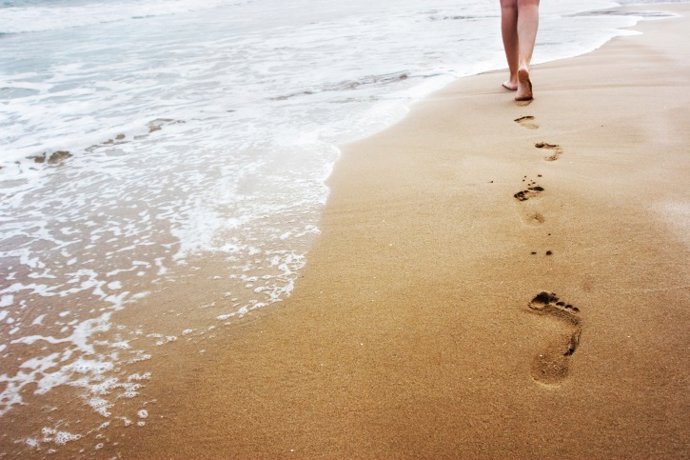 Archivo - Caminar por la playa   
