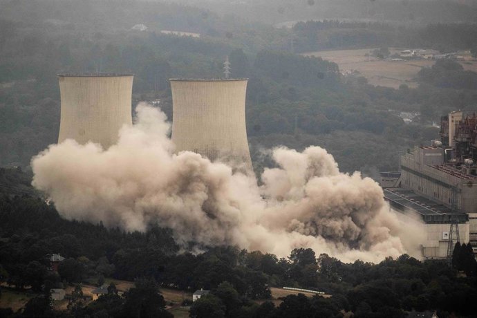Demolición de las torres de refrigeración de la antigua central térmica de Endesa, a 30 de julio de 2026, en As Pontes, A Coruña, Galicia (España). 