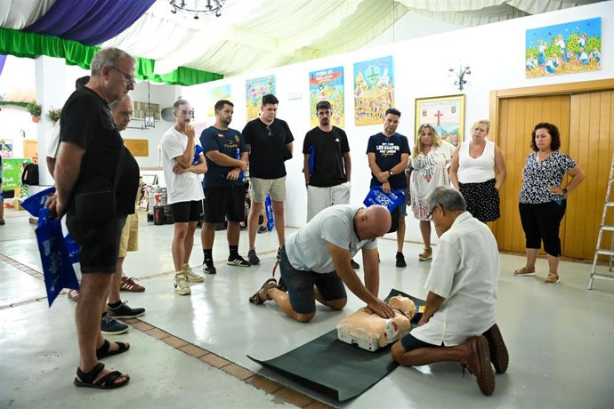 Miembros de las casetas de la Feria de Málaga participan en un taller de soporte vital básico y manejo de equipos DESA
